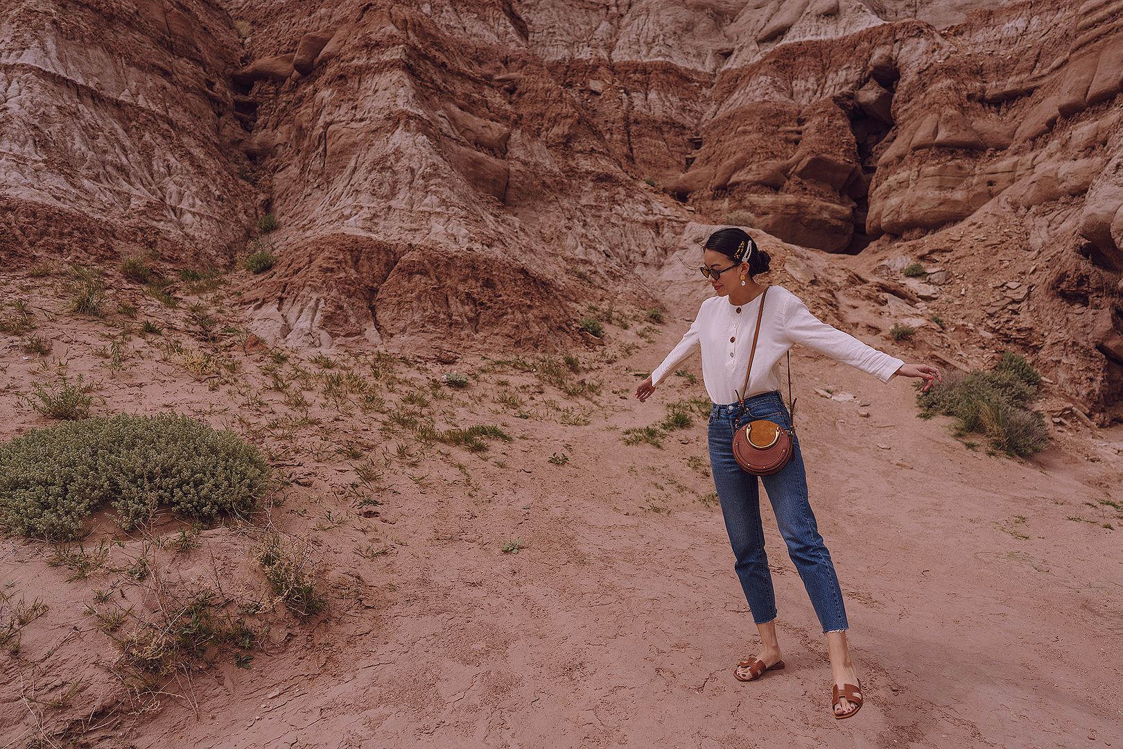 linen shirt mom jeans Hermes Oran sandals